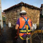 Operarios de Adamo despliegan fibra en la provincia de Salamanca