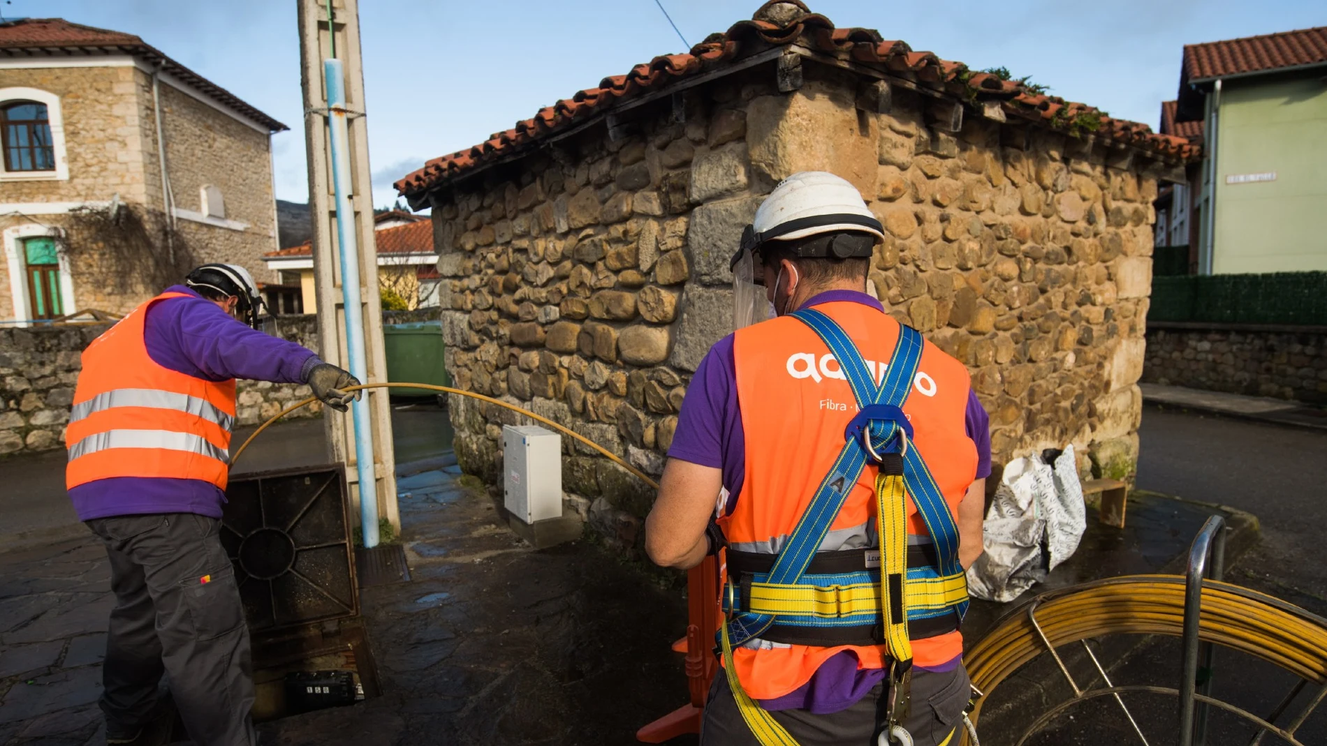 Operarios de Adamo despliegan fibra en la provincia de Salamanca