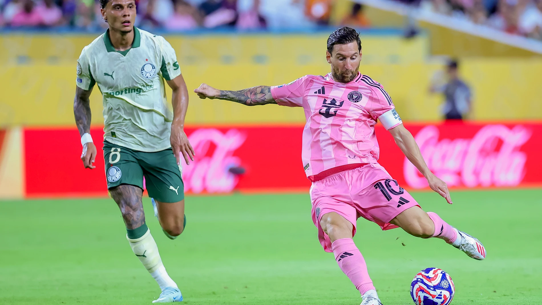 MIAMI GARDENS (United States), 24/06/2025.- Lionel Messi (R) of Inter Miami takes a shot on goal against Richard Rios (L) of Palmeiras during the FIFA Club World Cup 2025 match between Inter Miami and Palmeiras in Miami Gardens, Florida, USA, 23 June 2025. (Mundial de Fútbol) EFE/EPA/CRISTOBAL HERRERA-ULASHKEVICH