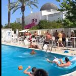 Pelea multitudinaria en la piscina de un hotel de Ibiza