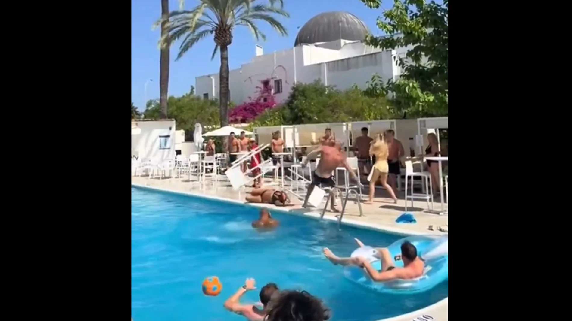 Pelea multitudinaria en la piscina de un hotel de Ibiza