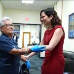 Una trabajadora cubana en Miami sorprende a Ayuso con un comentario sobre la política española