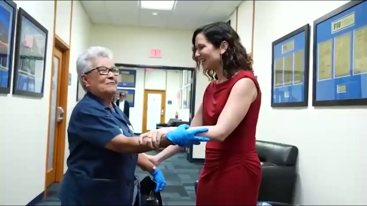 Una trabajadora cubana en Miami sorprende a Ayuso con este comentario: ¿Cuándo vamos a salir de Pedro Sánchez?