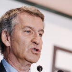 Feijóo presenta al alcalde de Murcia, José Ballesta en un foro informativo
