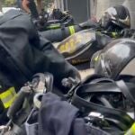 Emergencias atiende a dos bomberos por estrés térmico en el incendio de una vivienda en Madrid