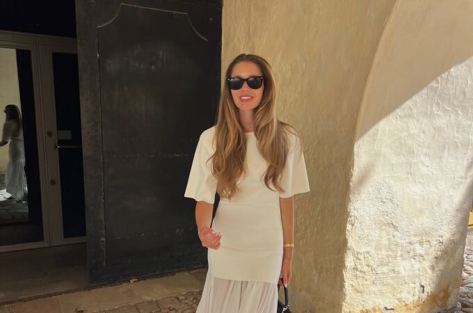 Influencer con vestido blanco.
