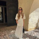 Influencer con vestido blanco.