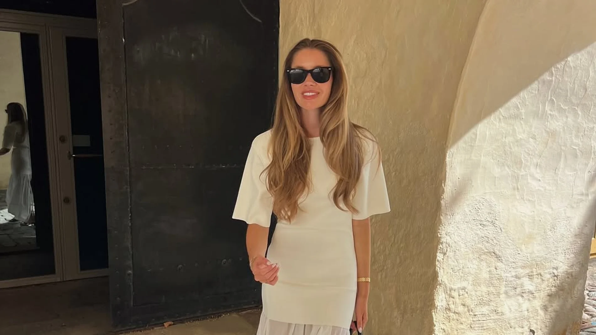 Influencer con vestido blanco.