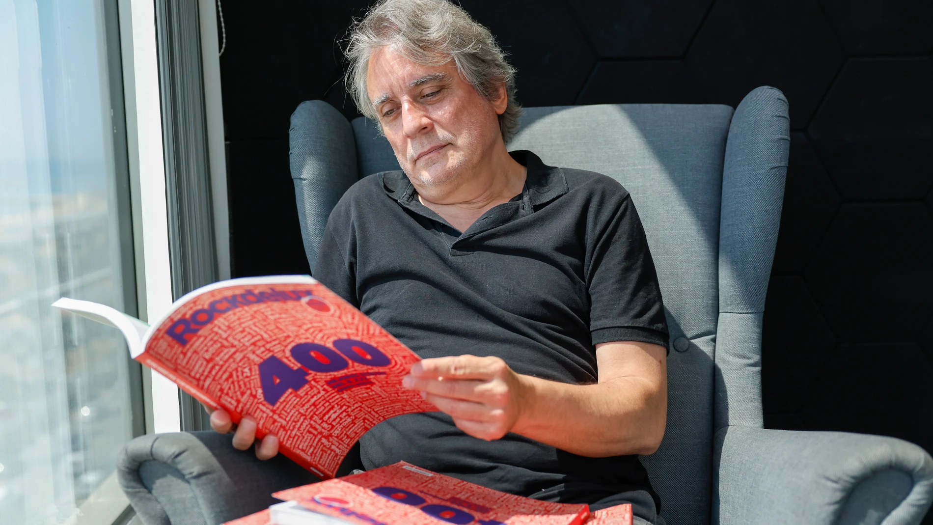 GRAFCAT9548. BARCELONA, 24/06/2025.- La mítica revista musical Rockdelux celebra su número 400 con la publicación de un especial con los 400 mejores discos del siglo XXI, una lista de álbumes que en la sección 'Made in Spain' encabeza Rosalía, "el mayor fenómeno en español desde Julio Iglesias", sostiene el director de la cabecera, Santi Carrillo, en una entrevista con EFE. EFE/Toni Albir