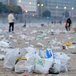 Basura acumulada en la playa del Orzán (A Coruña) tras las celebraciones de la noche de San Juan.