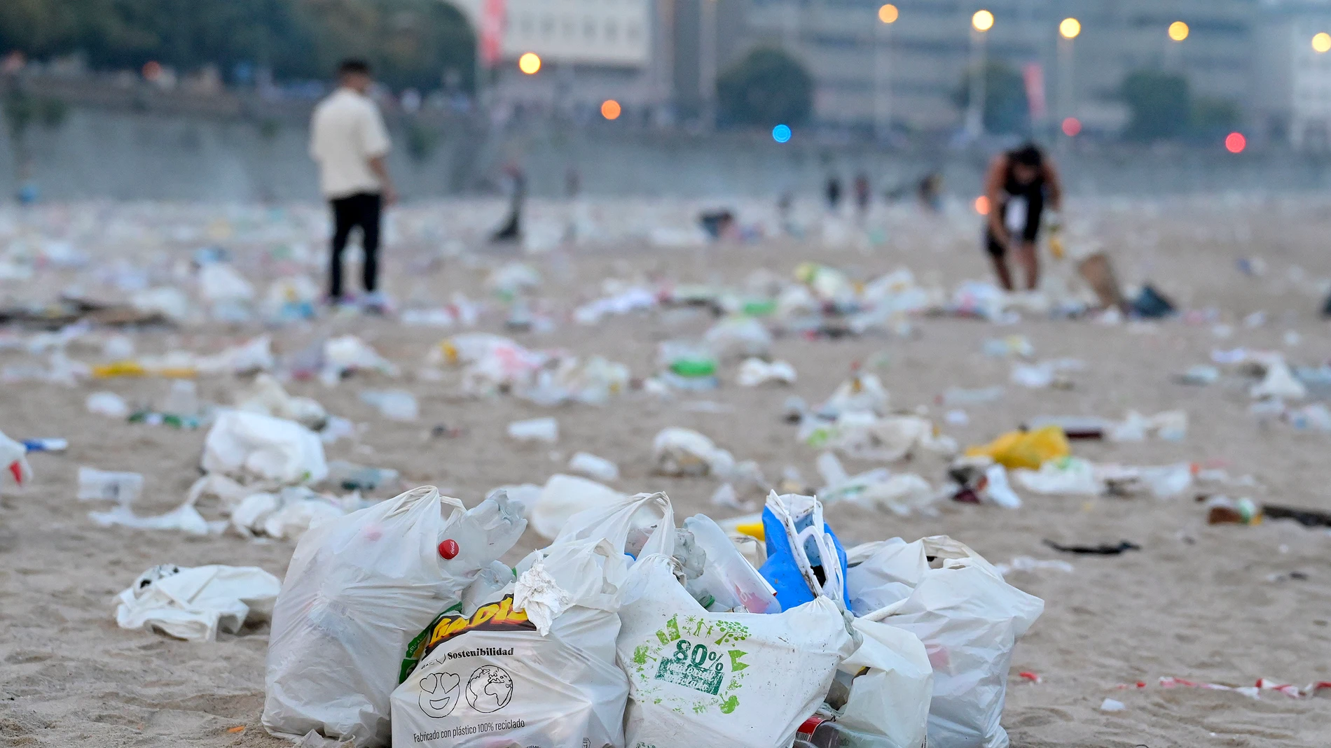 A CORUÑA, 24/06/2025.- Basura acumulada en la playa del Orzán (A Coruña) tras las celebraciones de la noche de San Juan. EFE/ Moncho Fuentes