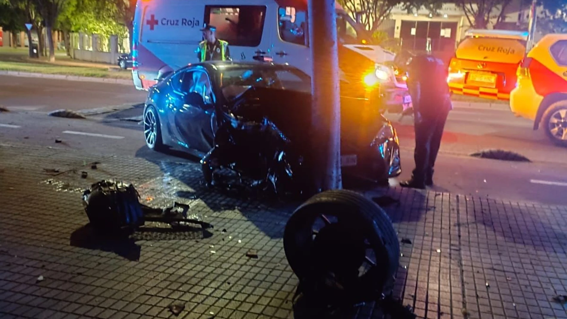 Cruz Roja atiende un accidente de tráfico REMITIDA / HANDOUT por CRUZ ROJA Fotografía remitida a medios de comunicación exclusivamente para ilustrar la noticia a la que hace referencia la imagen, y citando la procedencia de la imagen en la firma 24/06/2025