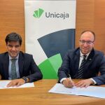El director territorial de Unicaja en Castilla y León, Manuel Rubio; y el alcalde de Ciudad Rodrigo, Marcos Iglesias