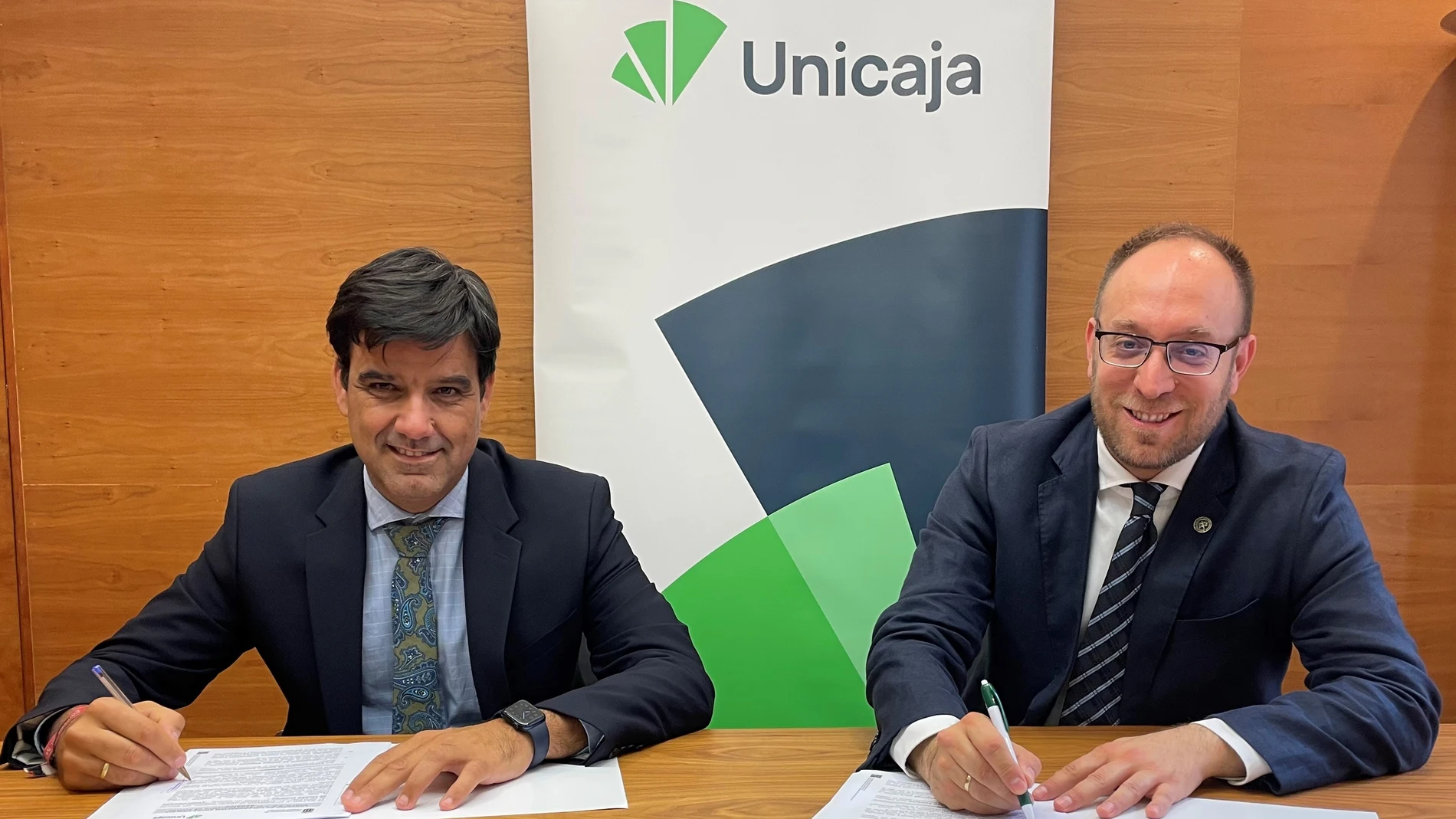 El director territorial de Unicaja en Castilla y León, Manuel Rubio; y el alcalde de Ciudad Rodrigo, Marcos Iglesias