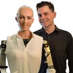David Hanson, CEO de Hanson Robotics, posa junto a Sophia