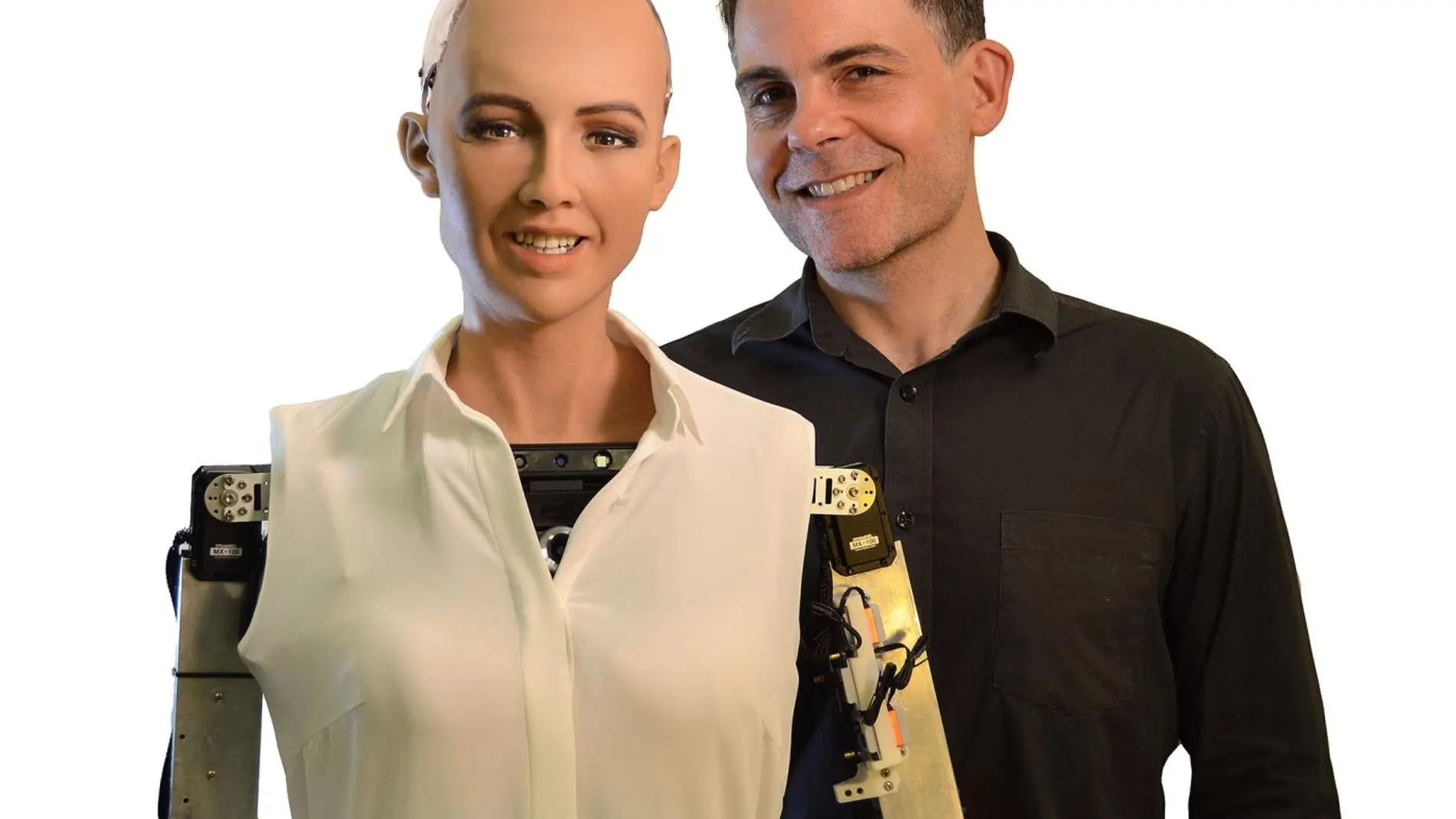 David Hanson, CEO de Hanson Robotics, posa junto a Sophia