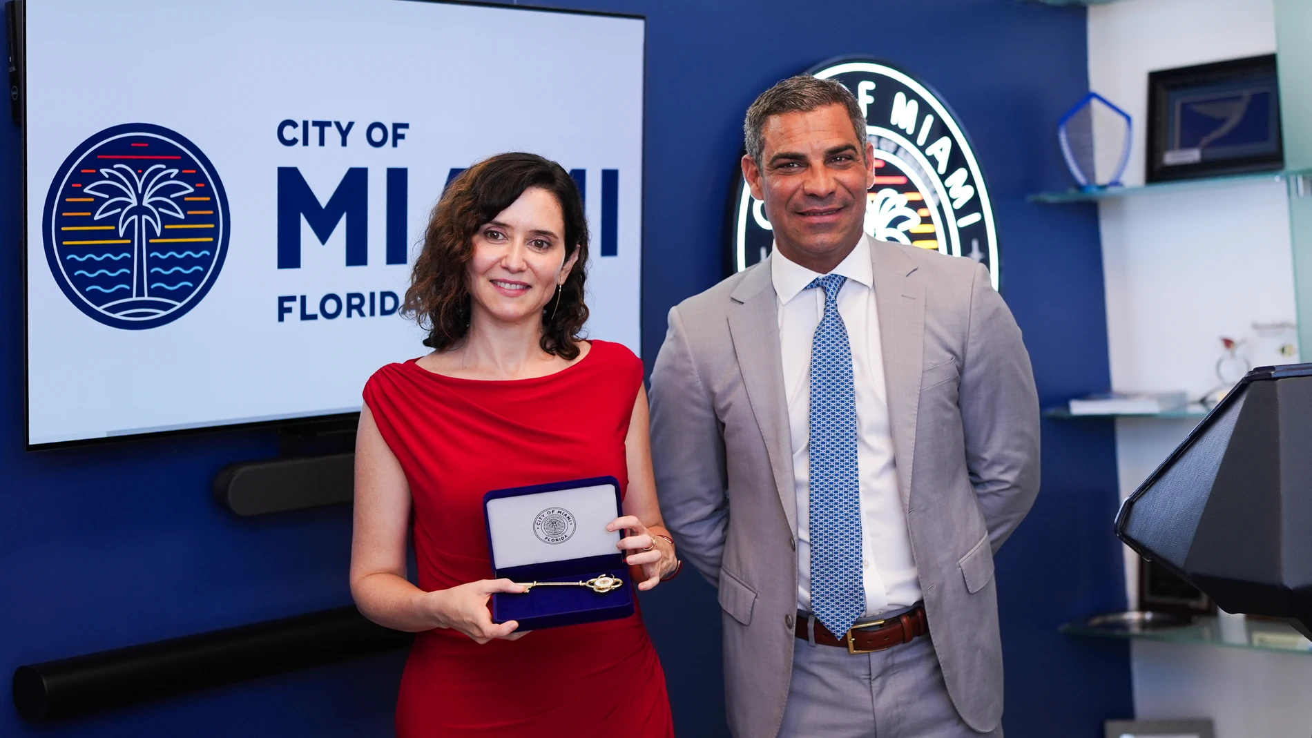 Ayuso recibe la llave de la ciudad de Miami