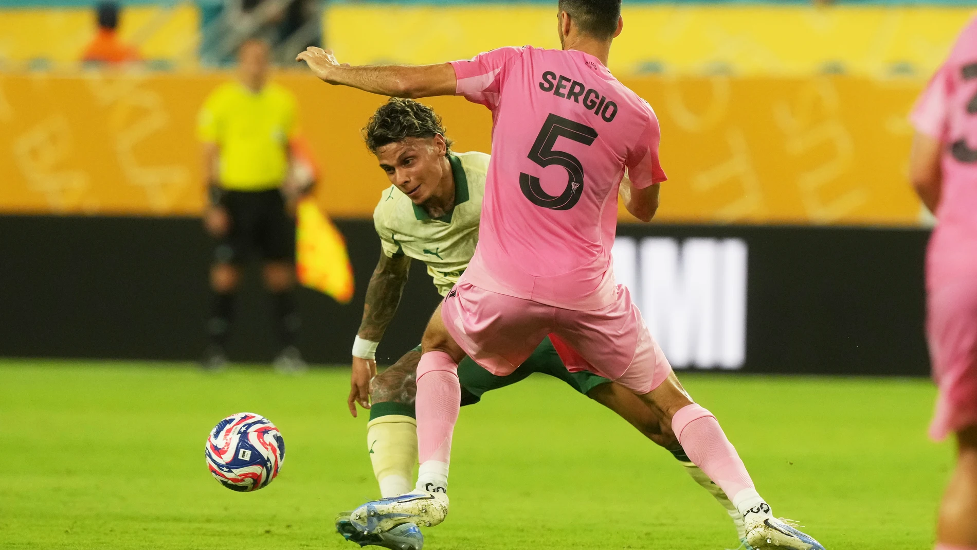 Palmeiras' Richard Rios moves the ball as Inter Miami's Sergio Busquets defends during the Club World Cup Group A soccer match between Inter Miami and Palmeiras in Miami Gardens, Fla., Monday, June 23, 2025. (AP Photo/Marta Lavandier)