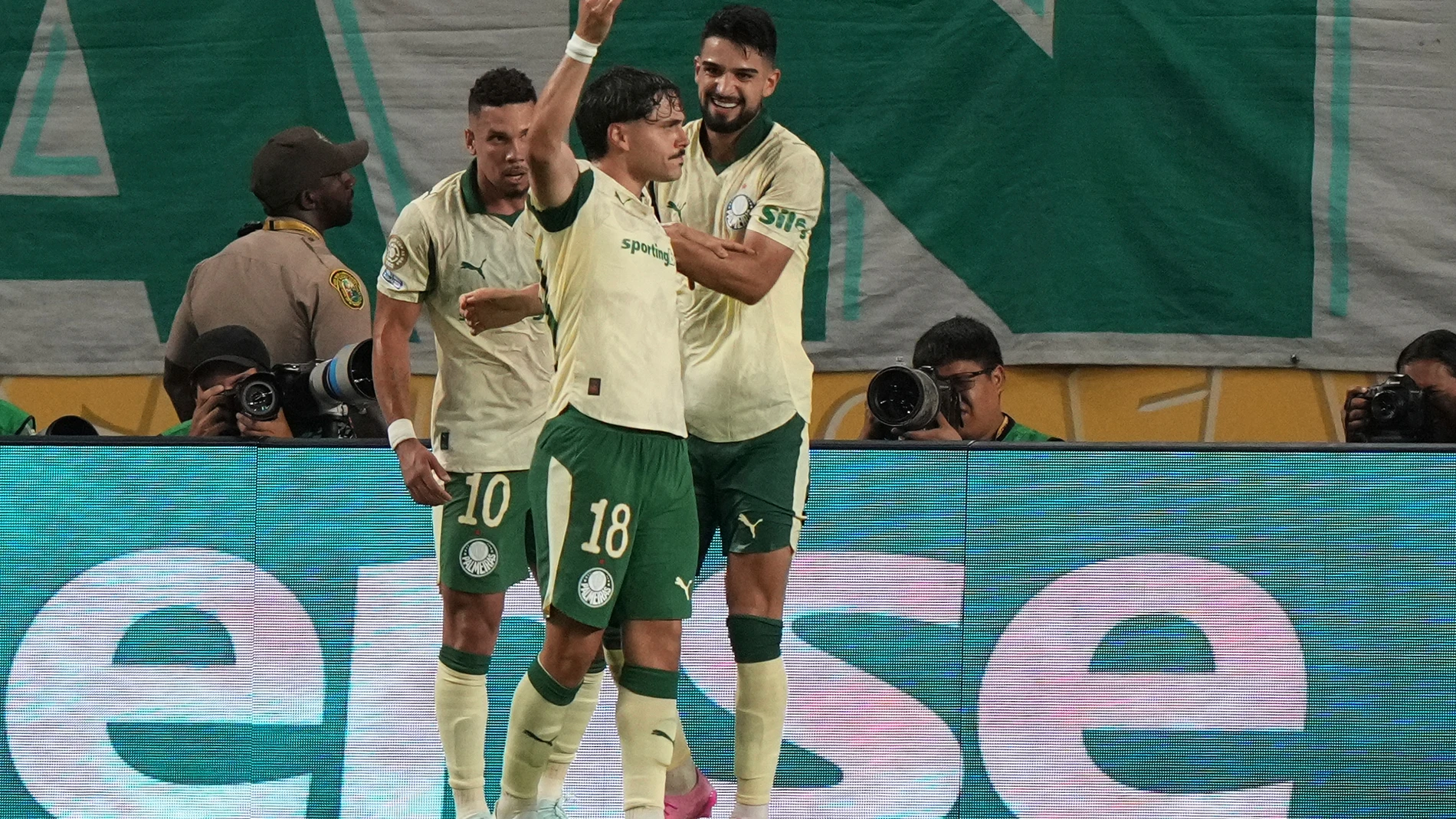 Palmeiras' Mauricio, center, celebrates after scoring his side's second goal during the Club World Cup Group A soccer match between Inter Miami and Palmeiras in Miami Gardens, Fla., Monday, June 23, 2025. (AP Photo/Lynne Sladky)