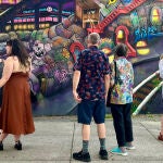 La grafitera estadounidense de origen ecuatoriano Lady Pink presenta mural en Nueva York