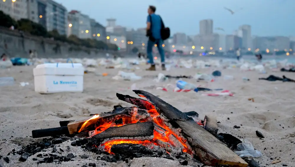 Basura en la playa de Orzán tras la noche de San Juan