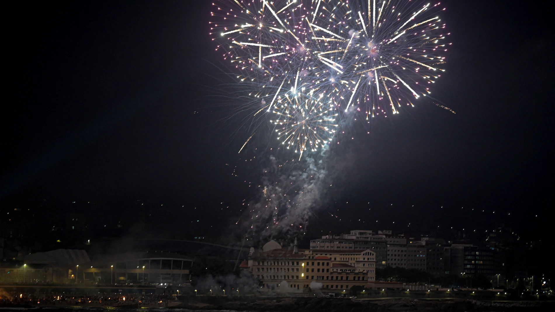 A Coruña, 24/06/2025.- Fuegos artificiales sobre la playa coruñesa de Riazor durante la celebración hoy lunes de la noche de San Juan. EFE / Moncho Fuentes.