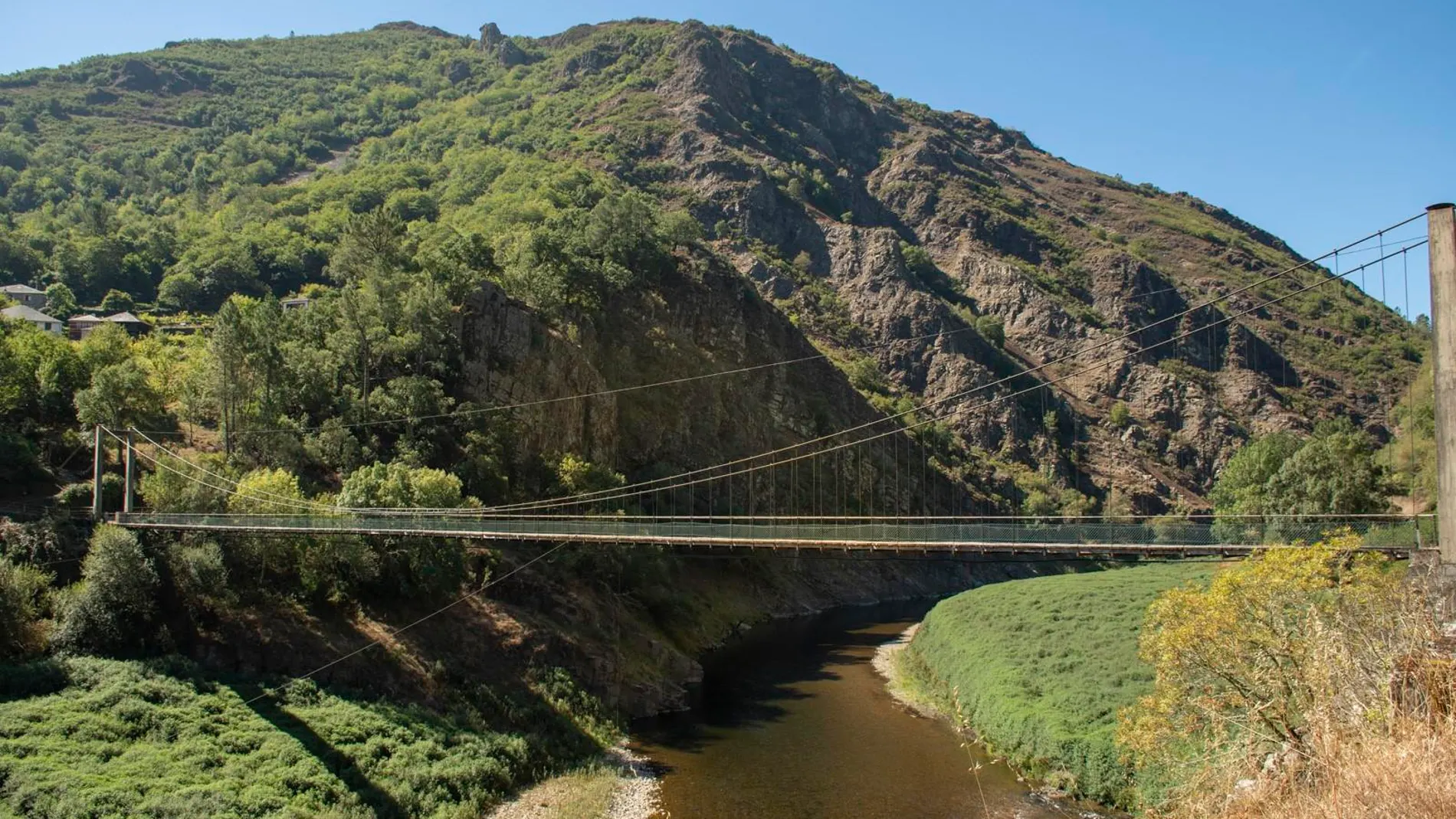 Este es el pueblo mágico unido a Galicia por un puente colgante que es mágico cruzar