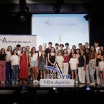 Foto de familia de los jóvenes deportistas becados junto al alcalde de Arroyo de la Encomienda, Sarbelio Fernández