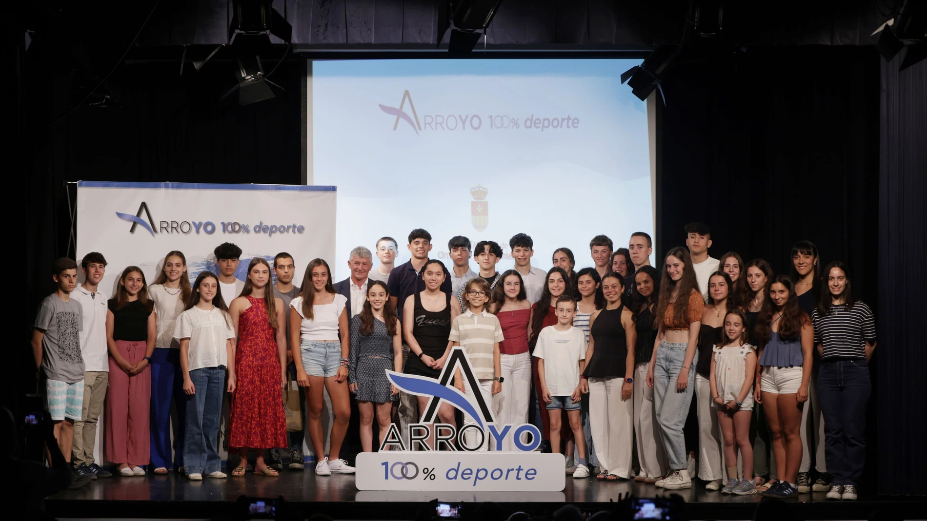 Foto de familia de los jóvenes deportistas becados junto al alcalde de Arroyo de la Encomienda, Sarbelio Fernández