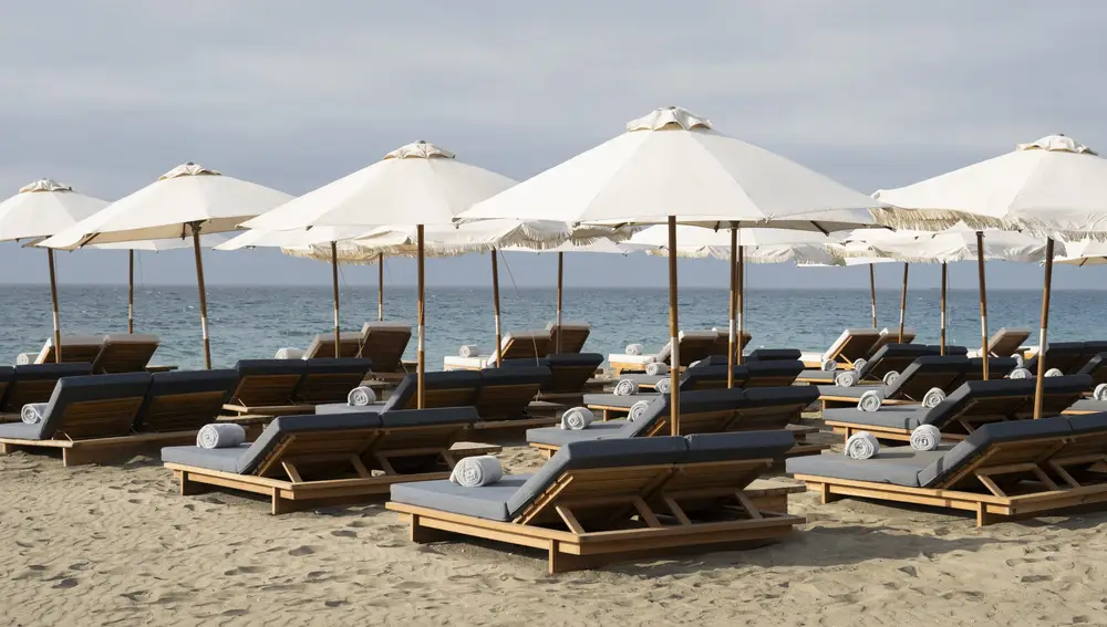 Detalle de la playa, preparada con todo tipo de comodidades, que se encuentra frente al hotel
