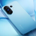 La parte trasera del nuevo vivo X200 FE en su acabado 'Blue Breeze'