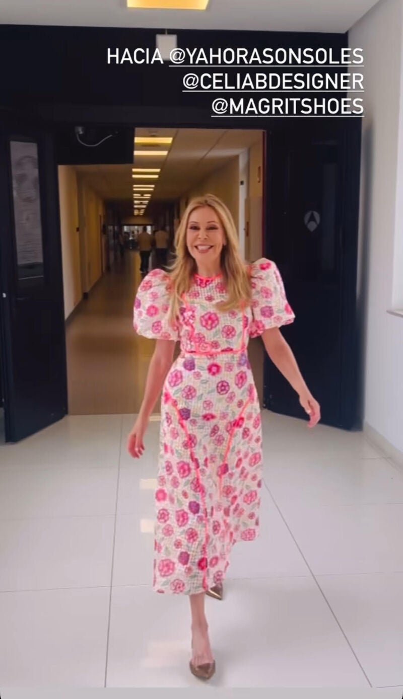 Ana Obregón con vestido estampado.