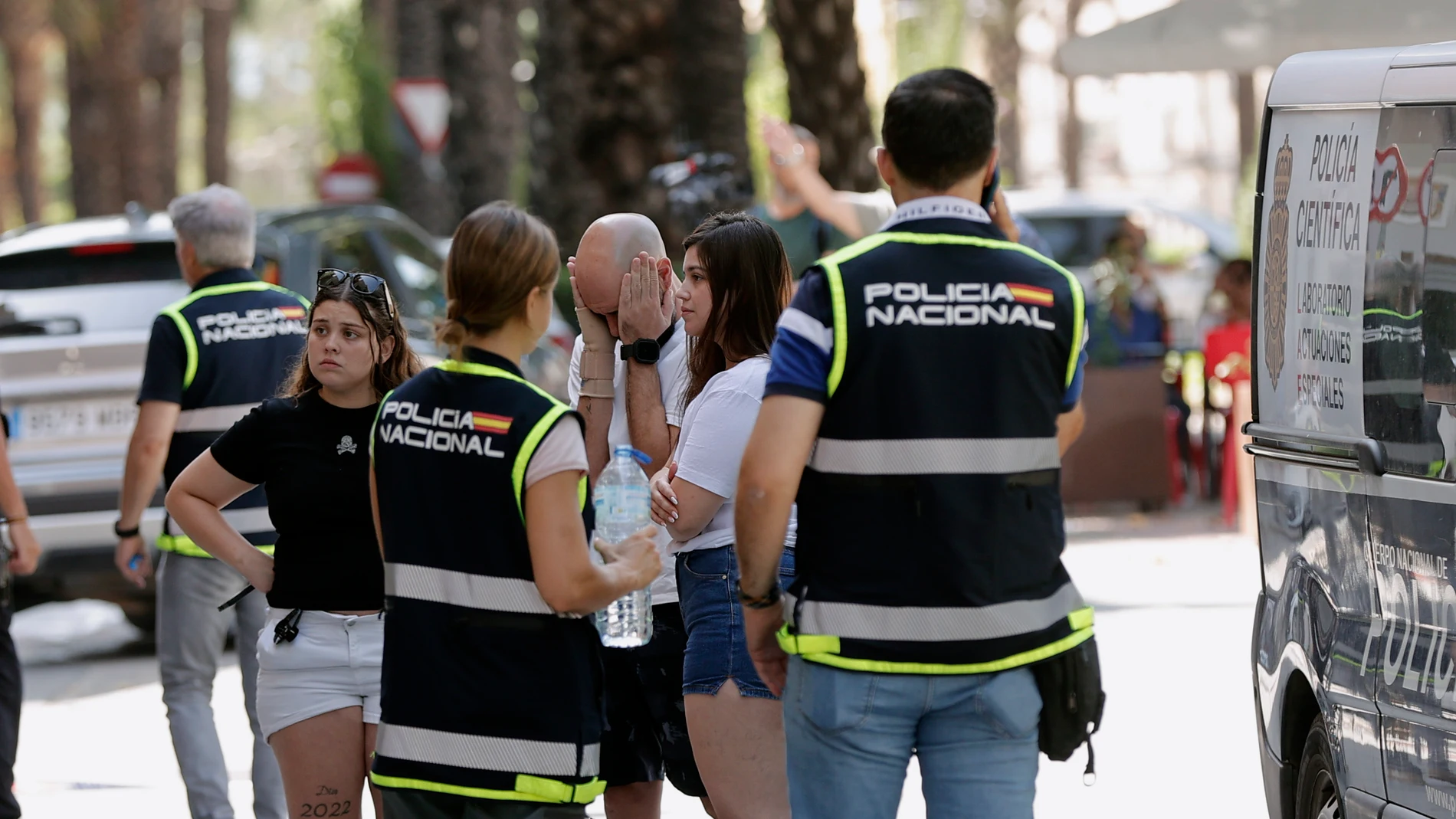 ALGEMESÍ (VALENCIA), 25/06/2025.- El hermano y la cuñada de la víctima junto a efectivos de Policía Nacional a las puertas del inmueble donde este miércoles un hombre de 34 años ha matado presuntamente a su mujer y a su hijo de 3 años en Algemesí (Valencia) y ha sido detenido. Los hechos han ocurrido sobre las seis de la mañana de este miércoles, tras una discusión familiar en un domicilio, según la llamada recibida por el 112, que avisó a la Policía. Los agentes de la Policía Nacional y Loca...