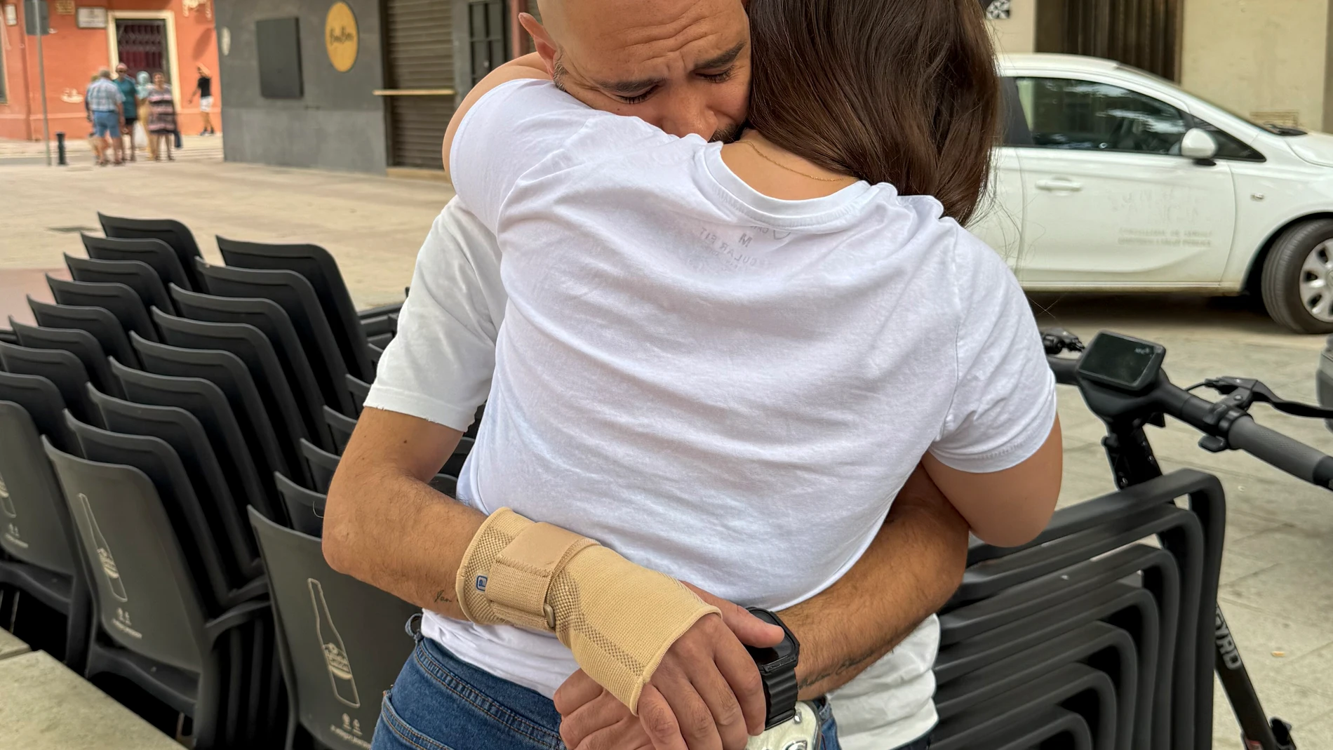 GRAFCVA8297. ALGEMESÍ (VALENCIA), 25/06/2025.- El hermano y la cuñada de la victima mortal se abrazan ante la vivienda donde un hombre de 34 años ha asesinado presuntamente a su mujer y a su hijo de 3 años en la localidad de Algemesí (Valencia), según ha confirmado el cuerpo policial. EFE/Raquel Segura