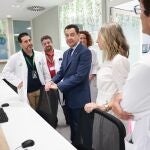 El presidente de la Junta de Andalucía, Juanma Moreno, en el hospital Virgen del Rocío de Sevilla
