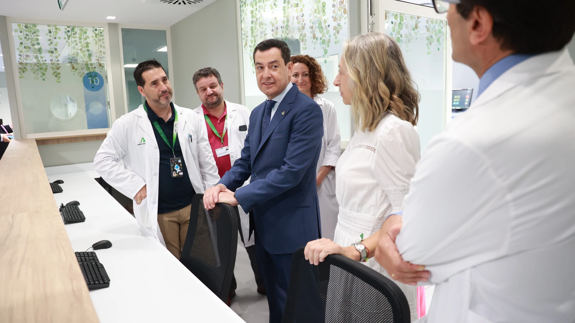 El presidente de la Junta de Andalucía, Juanma Moreno, en el hospital Virgen del Rocío de Sevilla