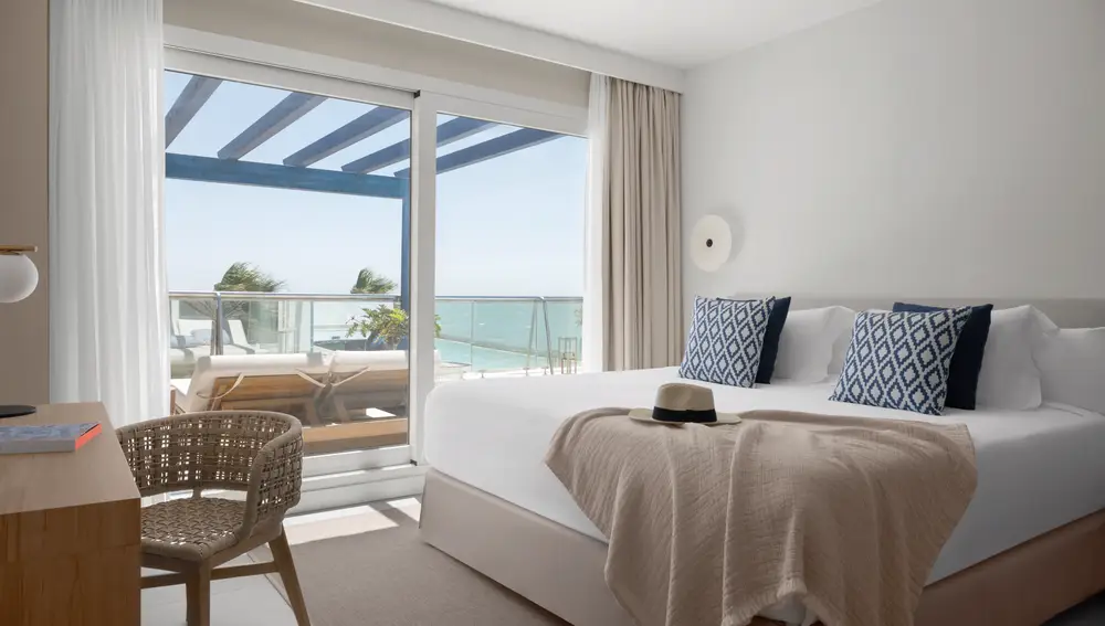 Destacan la amplitud, comodidad y luminosidad de sus habitaciones, algunas con vistas directas al Mediterráneo