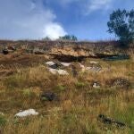 El yacimiento del Abrigo de San Lázaro, próximo al Santuario de la Virgen de la Fuencisla (Segovia) aparece lleno de basura