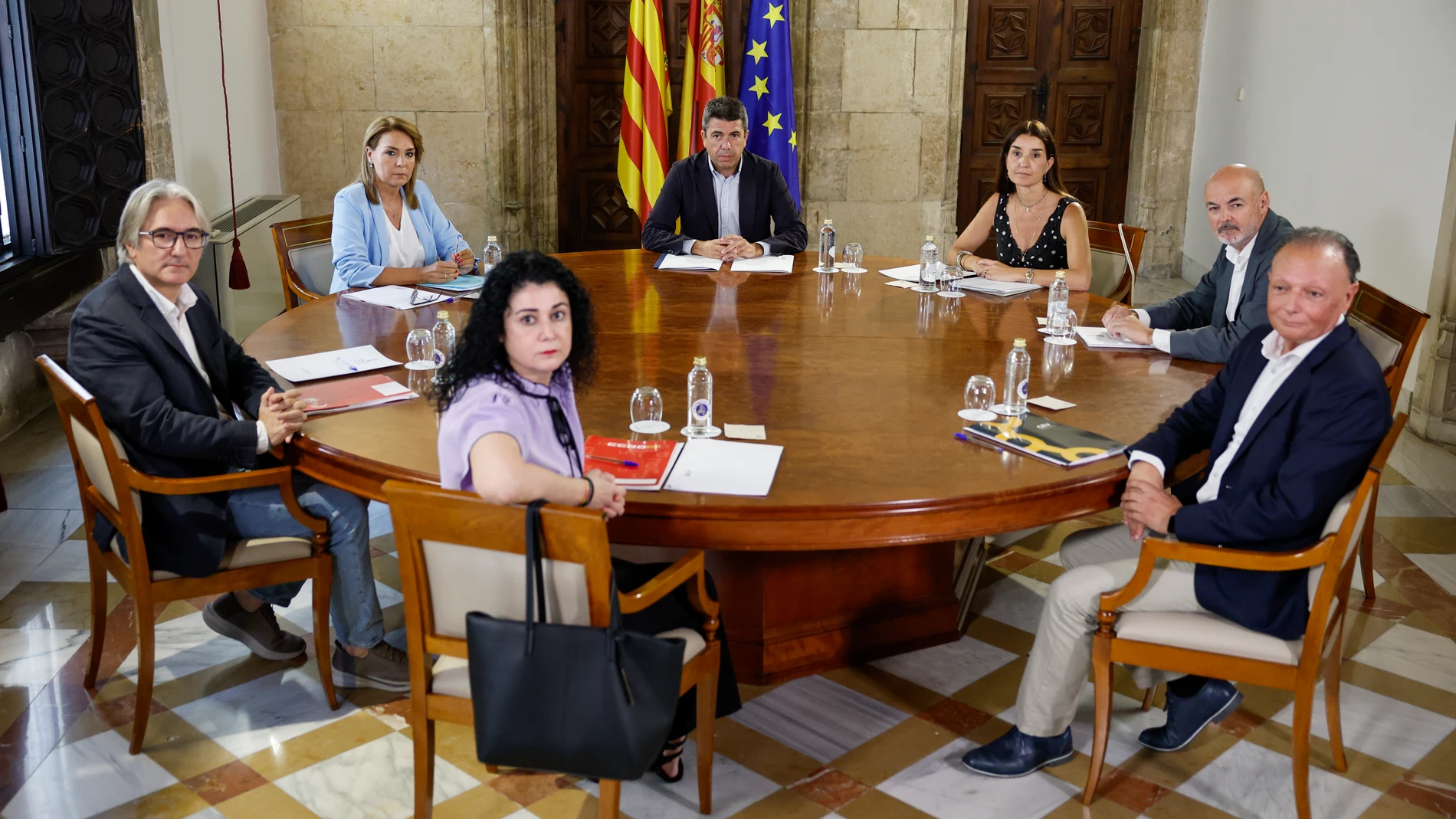 GRAFCVA8301. VALENCIA, 25/06/2025.- El president de la Generalitat, Carlos Mazón, se reúne con los representantes de la patronal autonómica CEV y los sindicatos CCOO y UGT en la mesa de diálogo social para tratar las necesidades de financiación de la Comunitat Valenciana, un encuentro en el que los agentes sociales pedirán que se “respete” y se “normalice” el diálogo social. EFE/Biel Aliño