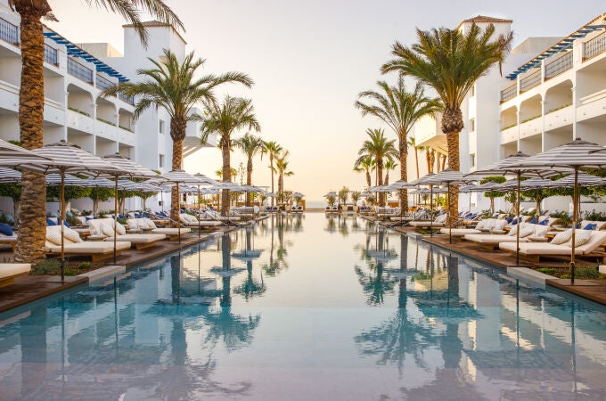 Su espectacular piscina es el centro neurálgico del hotel