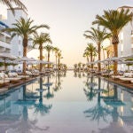 Su espectacular piscina es el centro neurálgico del hotel