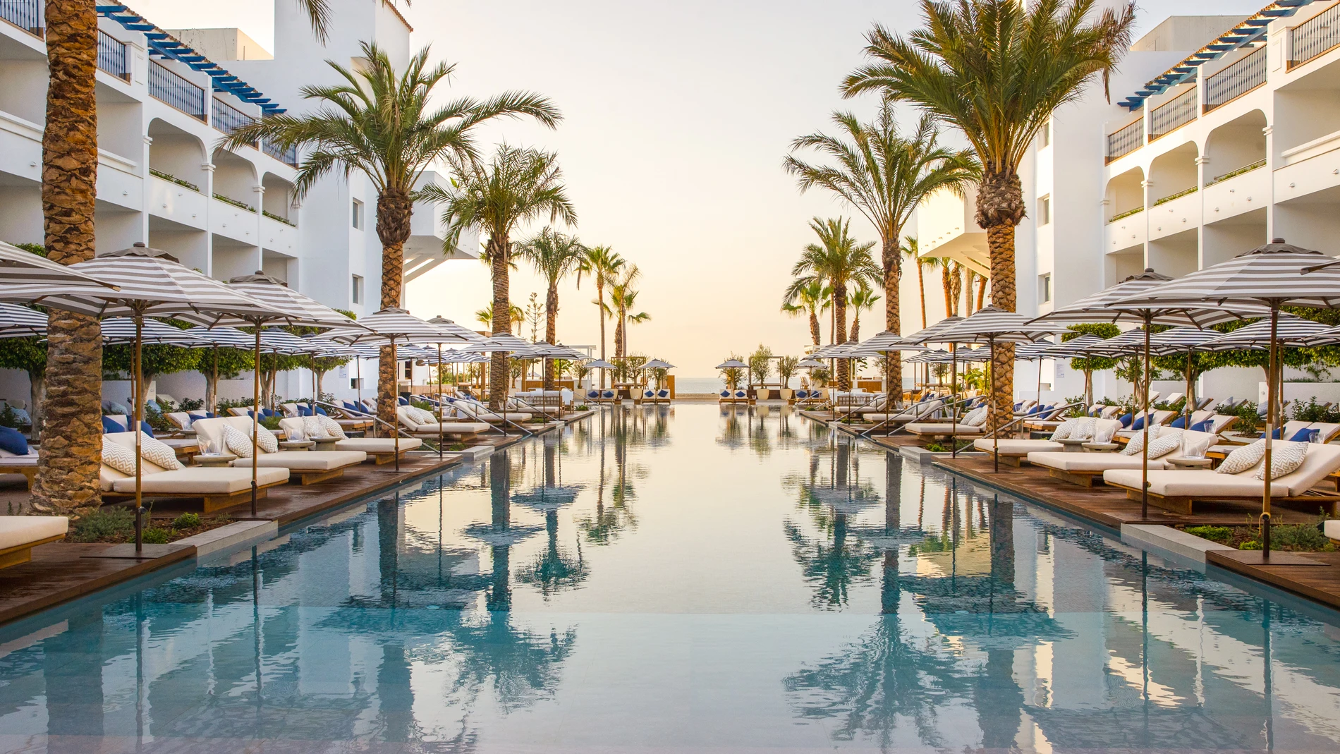Su espectacular piscina es el centro neurálgico del hotel