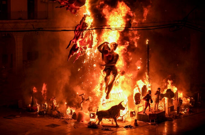 "Identidad", la hoguera oficial, en llamas en la Nit de la Cremà 
