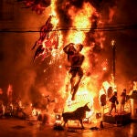 "Identidad", la hoguera oficial, en llamas en la Nit de la Cremà 