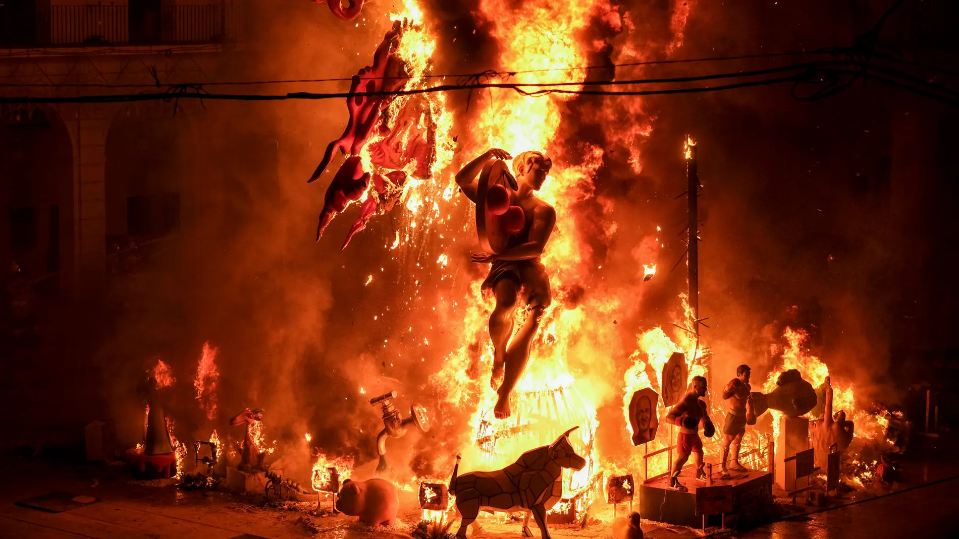 "Identidad", la hoguera oficial, en llamas en la Nit de la Cremà