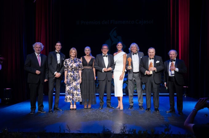 Los protagonistas de la noche, junto a autoridades y la presentadora, Laura Sánchez