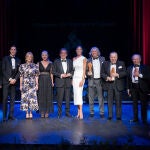 Los protagonistas de la noche, junto a autoridades y la presentadora, Laura Sánchez