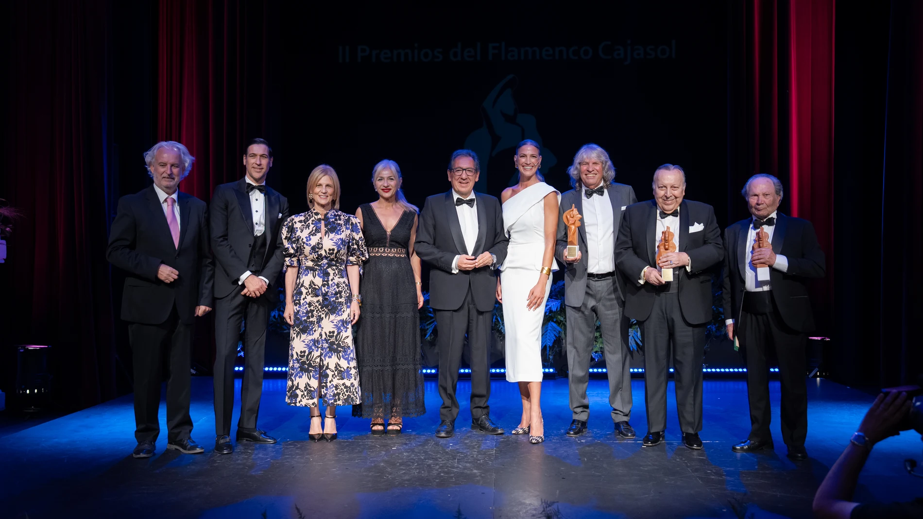 Los protagonistas de la noche, junto a autoridades y la presentadora, Laura Sánchez