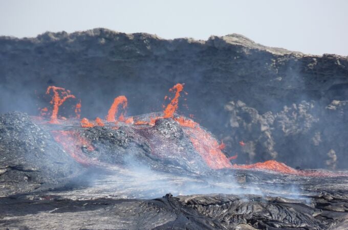 Flujos de lava activos emanando del volcán Erta Ale en Afar, Etiopía