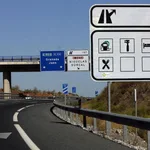 Cómo saber si la gasolinera está junto a la carretera o tomando un desvío